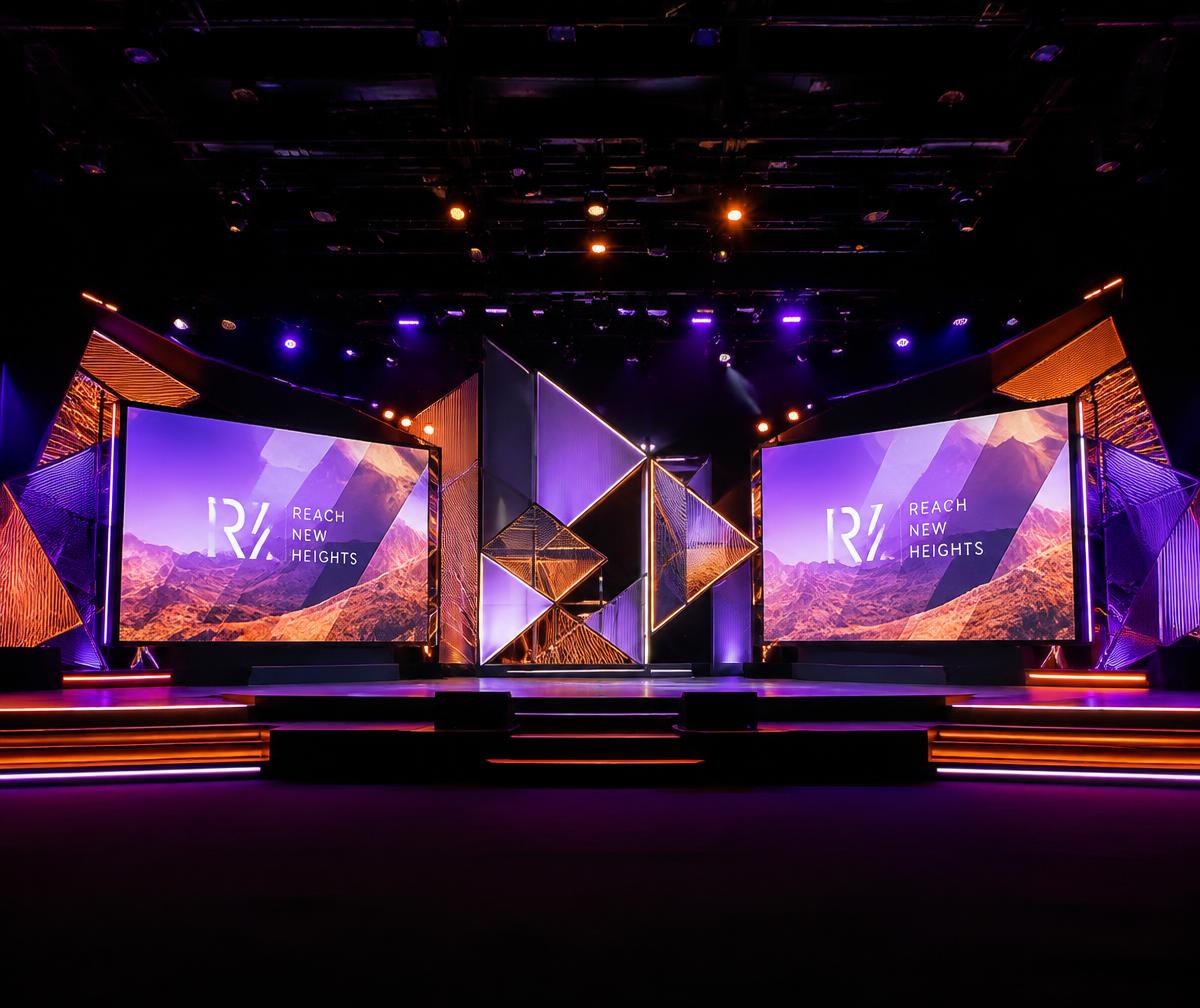 Escenario con módulos iluminados y doble pantalla