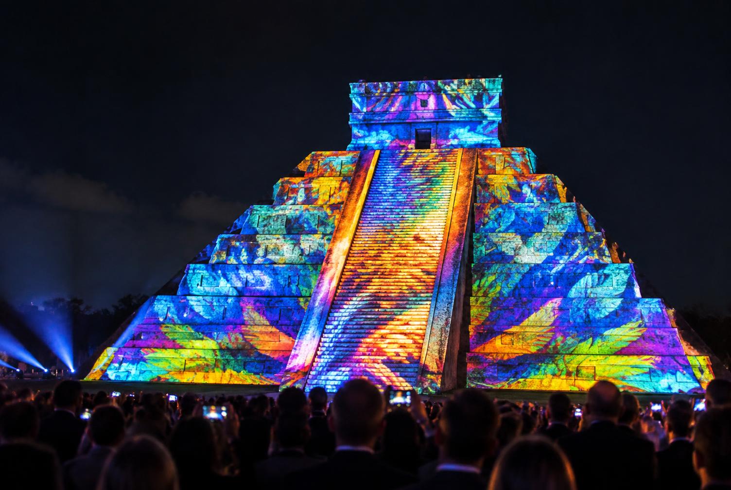 Proyección arquitectónica para cena de gala